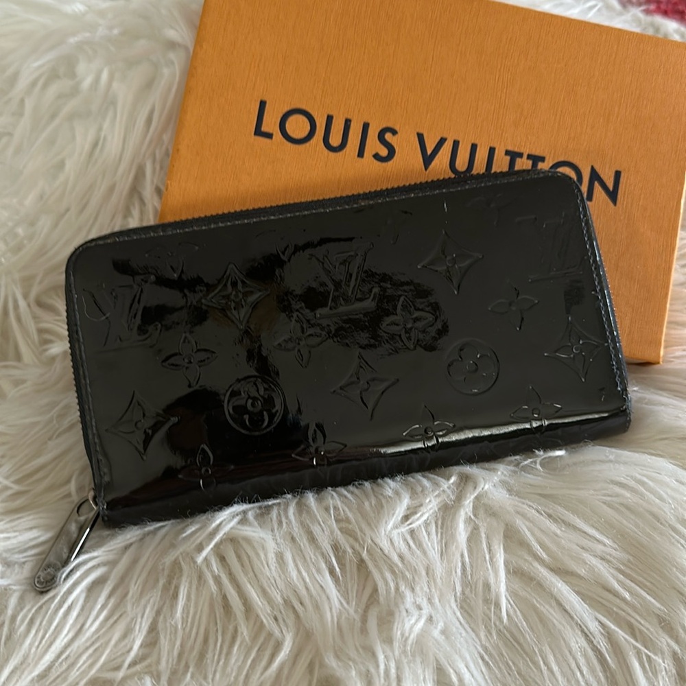 Gorgeous Vernis Louis Vuitton zippy